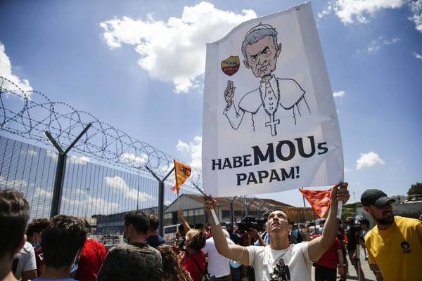 José Mourinho llega a Roma ovacionado por cientos de hinchas