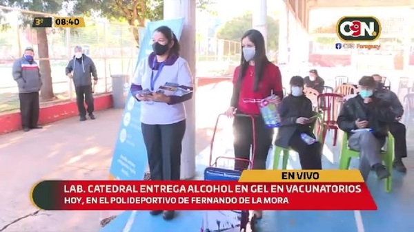 Laboratorio Catedral entrega alcohol en gel en vacunatorios - C9N