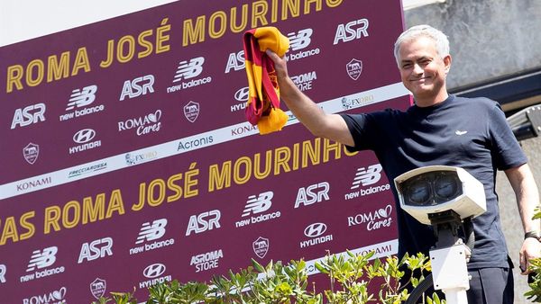 José Mourinho llega a Roma ovacionado por aficionados