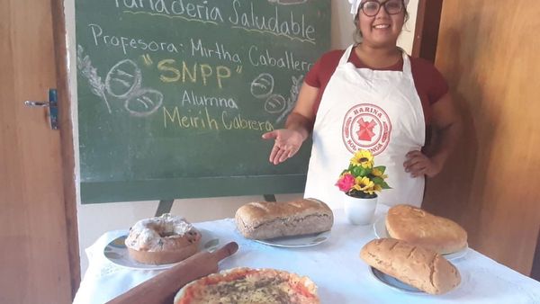 Con su retoño, emprendedora sale a vender panes a pie