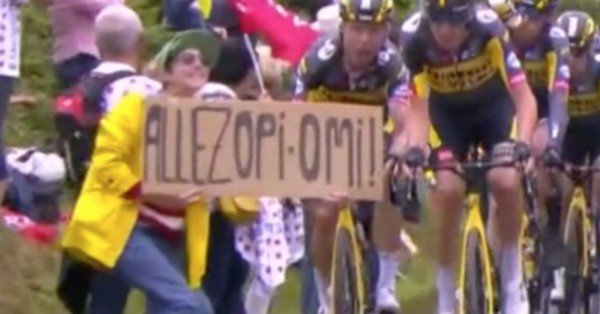 La aficionada del cartel que provocó la caída masiva en el Tour de Francia rompe su silencio: “Estoy avergonzada” - SNT