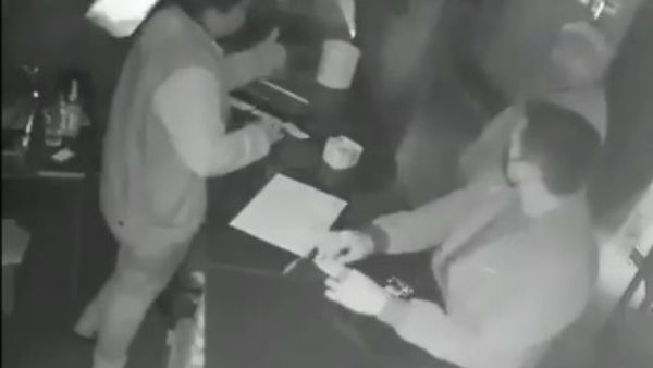 Agredió a empleada de bar: dice que volumen de música ya era fuerte