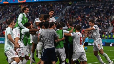 España sufre, pero es el primer semifinalista