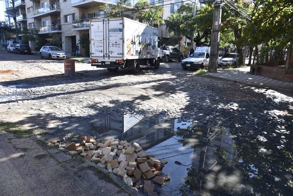 En cuatro meses, Municipalidad solo arregló una calle y puso un cartel en zona Molas López - Nacionales - ABC Color