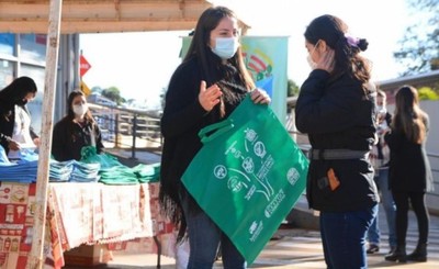 Distribuyen bolsas reutilizables en campaña ecológica