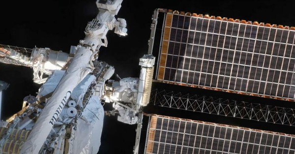 El peligroso cambio de paneles en la Estación Espacial Internacional visto en cámara rápida - SNT