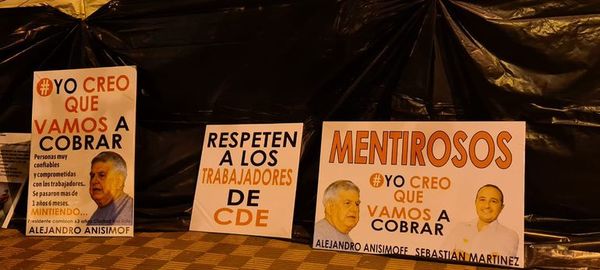 Trabajadores de eventos exigen cobros por servicios prestados durante celebraciones del 63° aniversario de Ciudad del Este - ABC en el Este - ABC Color