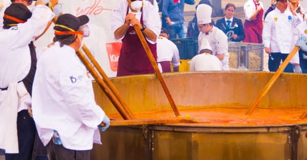 Joven chef murió tras caer en una olla gigante de sopa de pollo que estaba cocinando para una boda - SNT