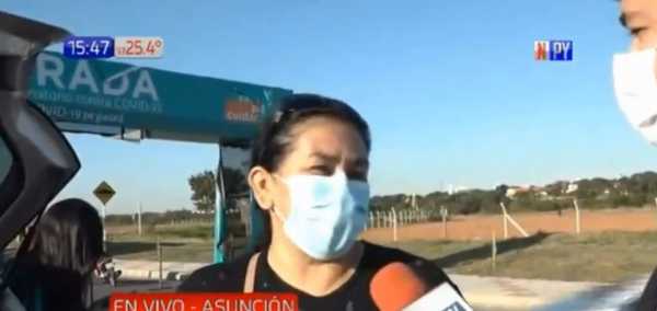 ¡Sin perder el tiempo! Una mujer es la primera en formar fila para la vacuna contra el covid | Noticias Paraguay