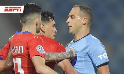 ¿Era para expulsión? El árbitro fue muy drástico con Gustavo Gómez