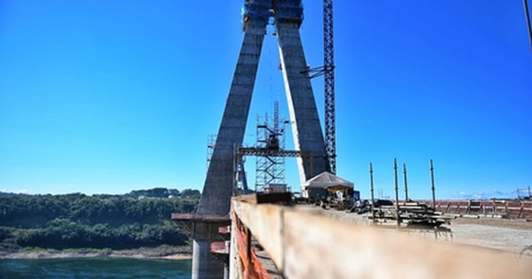 La Nación / Culminan construcción de losa de transición en el puente de Integración