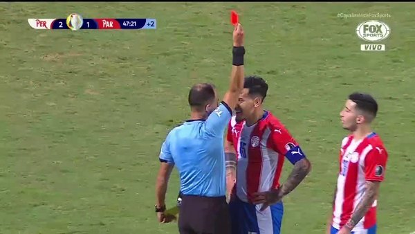 Un descontrolado Gustavo Gómez le encaró, esperó y desafió al árbitro