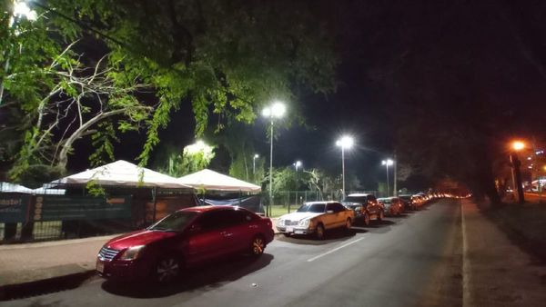 Ciudadanos con enfermedades de base ya forman filas para vacunarse mañana