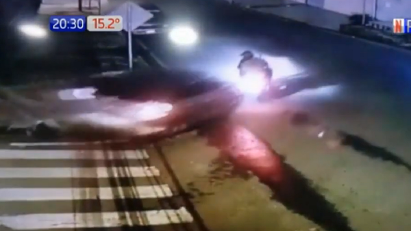Automovilista embiste a motochorros en Ciudad del Este
