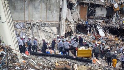 Prosigue búsqueda de víctimas en medio del dolor de familias