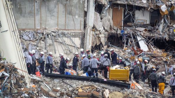 Prosigue búsqueda de víctimas en medio del dolor de familias