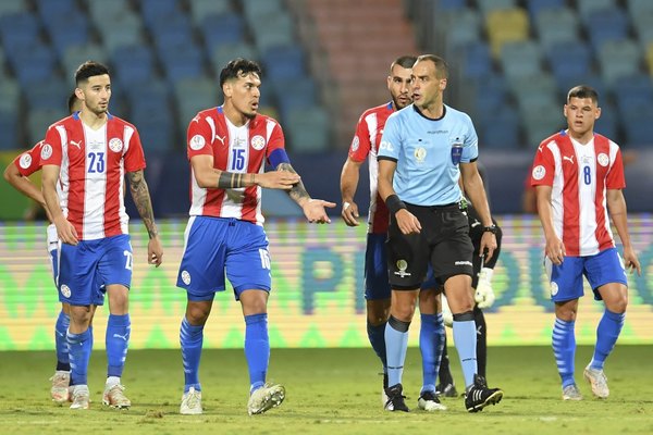 El argumento del VAR para convalidar el gol que inició con una mano peruana