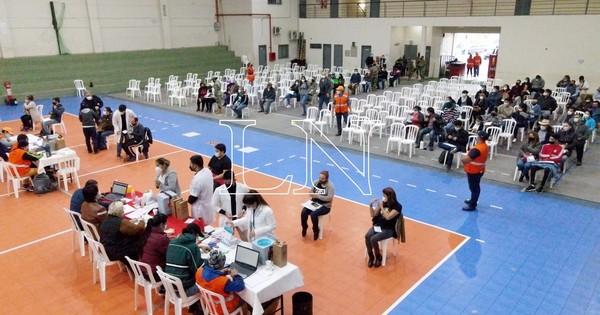 La Nación / Filas de esperanza: con gran concurrencia arrancó vacunación a personas con comorbilidades