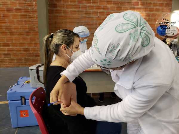 Las personas de 18 a 49 años con enfermedad de base se vacunan desde hoy | .::Agencia IP::.
