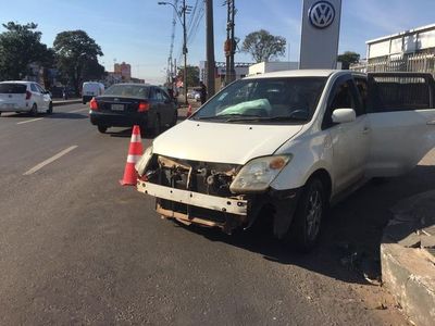 Alcoholizado al volante chocó contra cinco automóviles en fila de vacunatorio - Nacionales - ABC Color