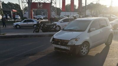 Chocan a cinco vehículos en fila para vacunación en la SND