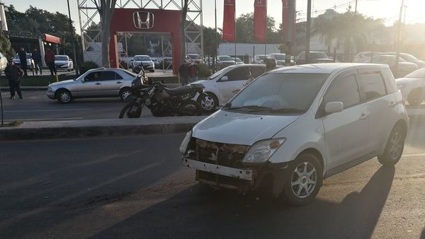 Chocan a cinco vehículos en fila para vacunación en la SND