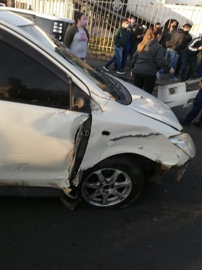 Conductor ebrio chocó a varios vehículos en fila de vacunatorio