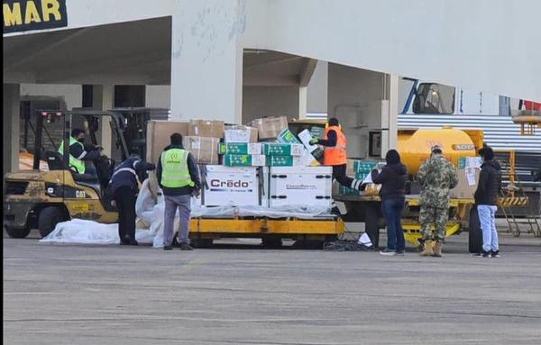 Arribó al país el lote de 150.000 dosis de la Moderna