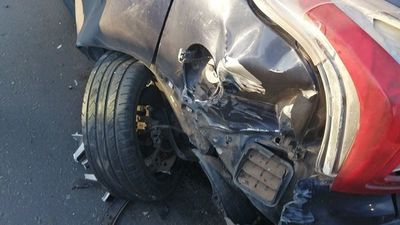Conductor alcoholizado choca contra vehículos en fila de vacunatorio