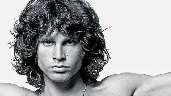Homenaje en tumba de Jim Morrison por el 50 aniversario de su muerte