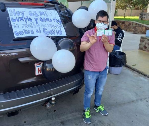 Tobías cumplió 19 y pudo recibir de “regalo” la vacuna que tanto espero para él su familia - Nacionales - ABC Color