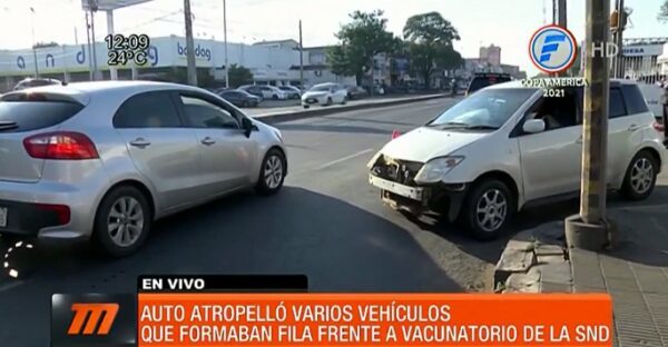 Conductor ebrio atropella automóviles que estaban en fila de vacunatorio