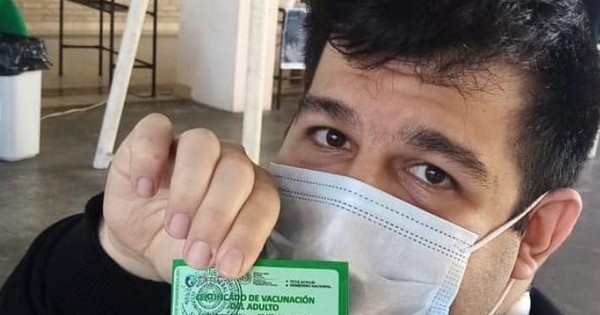 La Nación / Periodista incentiva y logra que un joven con comorbilidad se vacune contra el COVID-19