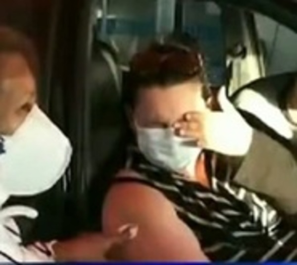 Emocionada mujer llora al recibir vacuna anticovid - Paraguay.com