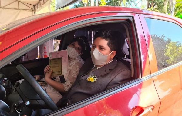 Pareja de recién casados acudió a vacunarse contra el Covid-19