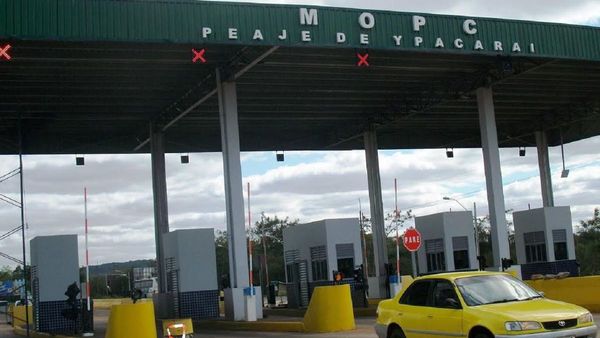 Pobladores se manifiestan y exigen tránsito libre en peaje de Ypacaraí