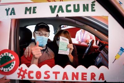 Con emoción y esperanza se cierra primer día de vacunación a vulnerables - Nacionales - ABC Color