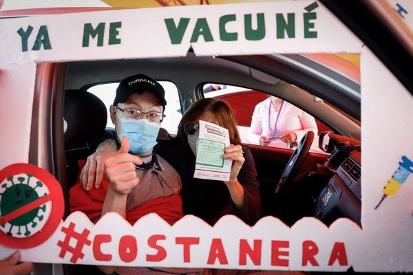 Con emoción y esperanza se cierra primer día de vacunación a vulnerables - Nacionales - ABC Color