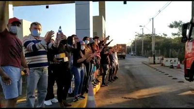 Manifestantes “toman” peaje de Ypacaraí y liberan tránsito en la zona - Nacionales - ABC Color
