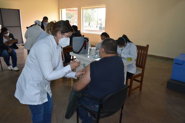 Numerosas personas inmunizadas con Sputnik V en Ayolas - Nacionales - ABC Color