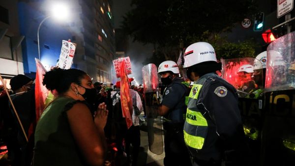 Brasileños protestan contra Bolsonaro