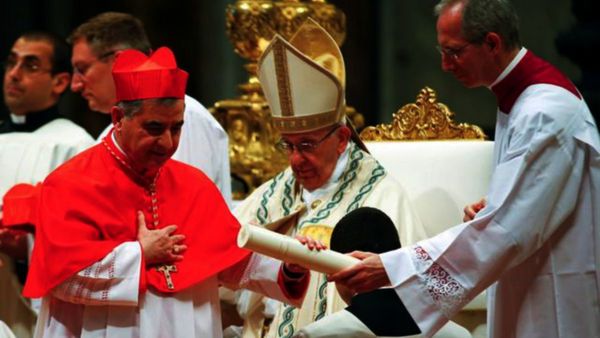 Vaticano juzgará a cardenal por malversación de fondos