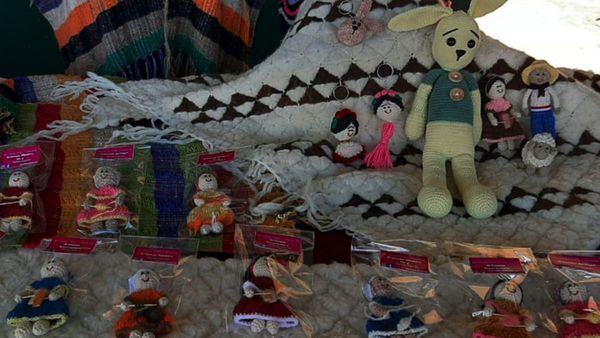 De abrigos a llaveros: Innovan artesanías en San Miguel, Misiones