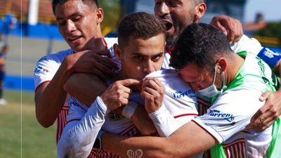 El Santo aprovecha para meterse arriba