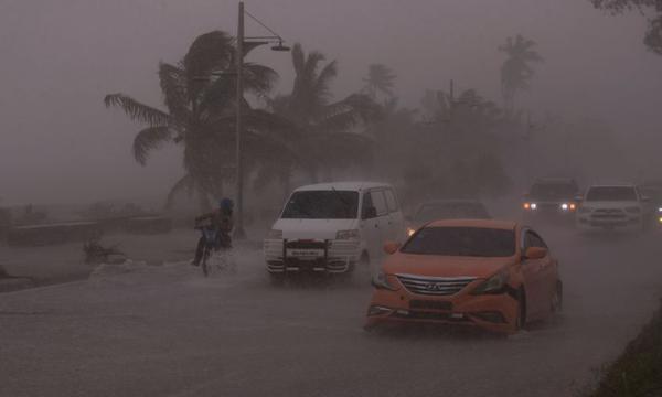 Elsa deja dos fallecidos a su paso por el sur de República Dominicana