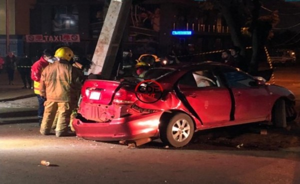 Joven muere al estrellarse contra columna cuando huía de la Policía