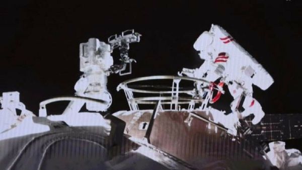 Astronautas chinos realizan la segunda caminata espacial del país