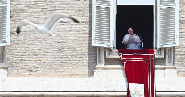 La Nación / Operan al papa este domingo por una inflamación de colon