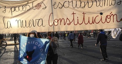 La Nación / Suspenden momentáneamente sesión inaugural de Constituyente en Chile por choques afuera de la sede