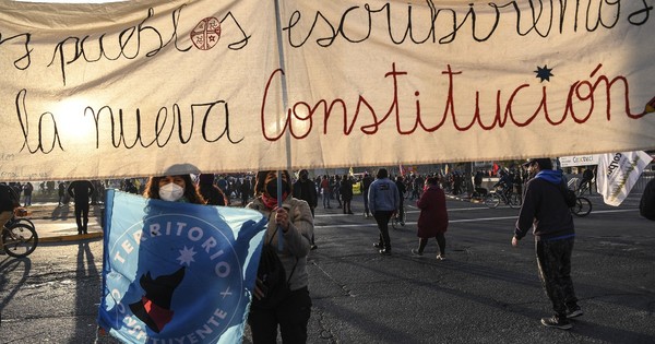 La Nación / Suspenden momentáneamente sesión inaugural de Constituyente en Chile por choques afuera de la sede
